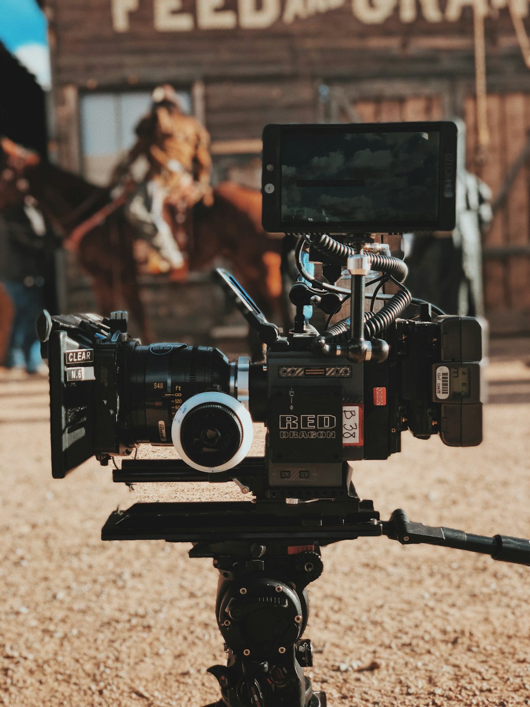 Filmová kamera na stativu s monitorem, připravená k natáčení.